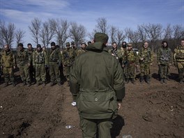 Rusov v Donbasu v poslednch dnech mn taktiku, msto boj cvi separatisty....