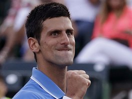 Srbsk tenista Novak Djokovi se raduje z vyden vhry nad Ukrajincem...