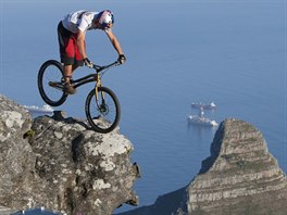Biker Kenny Belaey pedvádí jeden ze svých 'kousk' na vrcholu Stolové hory v...