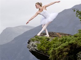 Baletka Eskil Ronningsbakken pózuje na okraji útesu Flydalsjuvet nad fjordem...