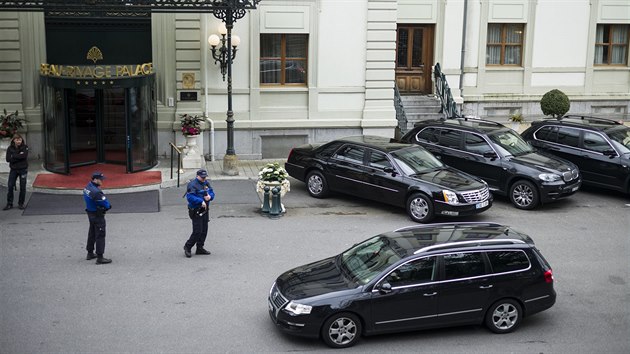 Limuzny zaparkovan ped hotelem Beau Rivage Palace v Lausanne (30. bezna 2015)