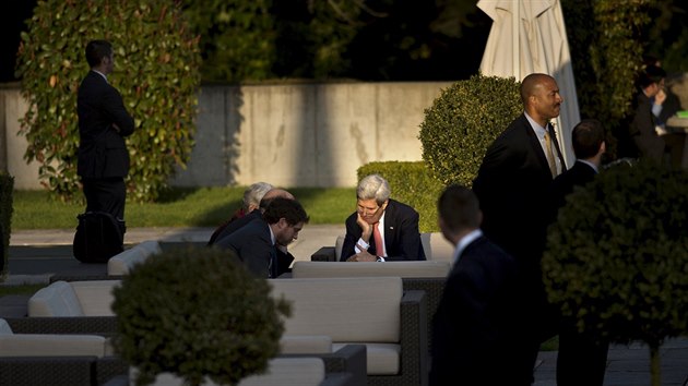 f americk diplomacie John Kerry jedn s rnci na zahrad hotelu Beau Rivage Palace v Lausanne (1. dubna 2015)