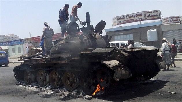Ohoel tank v ulicch Adenu (29. bezna 2015)