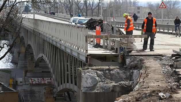 Uzavrka Tyrova mostu kvli oprav potrv do konce roku.