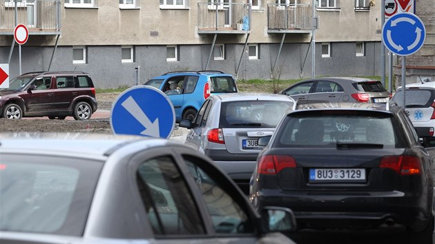 Veker doprava nyn proud po mostu generla Chbery a pten ulici Na Valech.