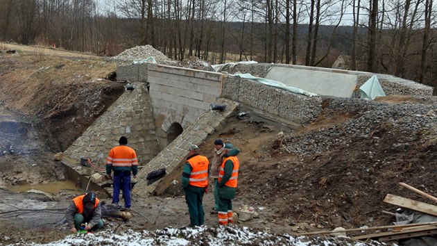 Obnova nepouvan eleznin trati do Nmecka, uzaven od dob elezn opony. Nov propustek.