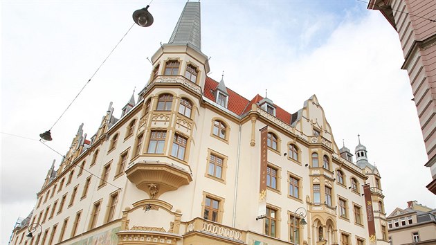 Rekonstrukce Nrodnho domu v centru Karlovch Var se bl ke konci. Hotel se nyn jmenuje Grandhotel Ambasador Nrodn dm, jeho slavnostn oteven se uskuten 1. kvtna.