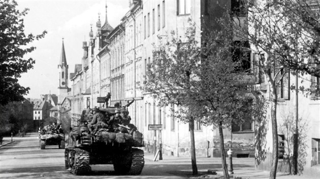 Americk tanky pijdj do Chebu ulic 26.dubna k Americk kole v roce 1945. Zbr z dokumentrnho filmu Luka Matjka.