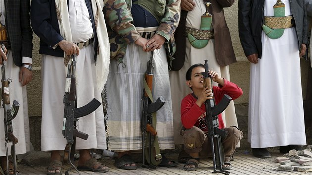 Chlapec se svm otcem se astn protestu proti nletm Sadsk Arbie v Jemenu (5. dubna 2015).