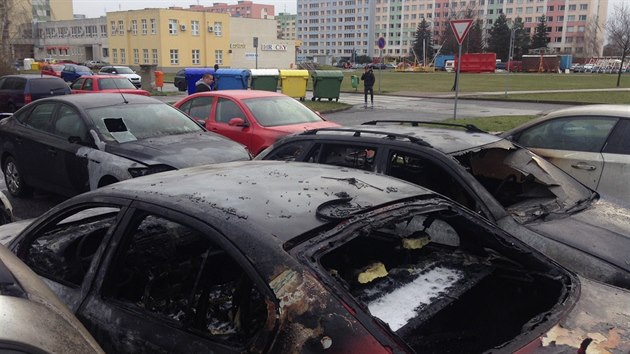 Na sdliti v Mlad Boleslavi hoelo sedm aut, odhadnut koda je dva miliony korun (31.3.2015)