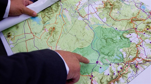 Politici zkoumaj mapu Ralska.