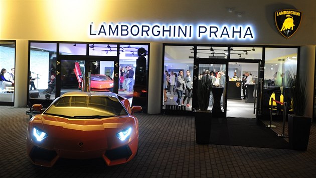 Oteven praskho autosalonu Lamborghini