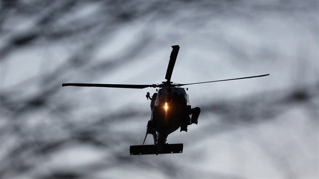 Trosenka Louise Jordana pevezli zchrani helikoptrou do nemocnice v Norfolku (2. dubna 2015).