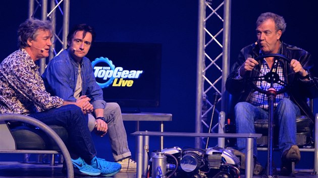 Modertorsk trio poadu Top Gear James May, Richard Hammond a Jeremy Clarkson pi naten v roce 2015