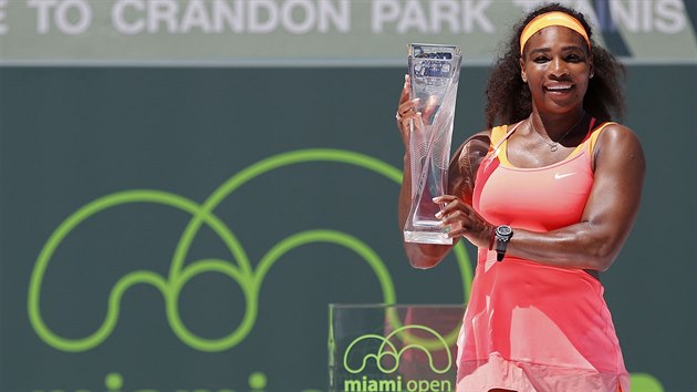 S TROFEJ. Serena Williamsov, vtzka turnaje v Miami.