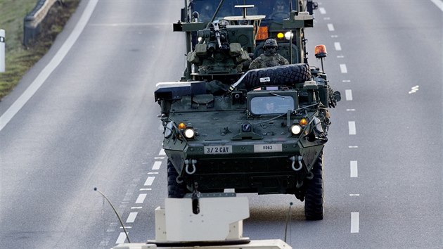 Americký vojenský konvoj se vydal na základnu v Nmecku. Snímek je z dálnice D5...