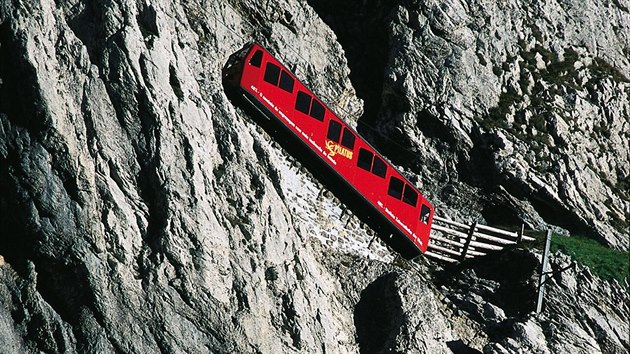 Nejstrmj eleznice svta se sklonem trati a 48 % vede na dvoutiscovou sklu Pilatus nad Luzernem, nejvy ndra Evropy Jungfraujoch le 3 454 metr nad moem.
