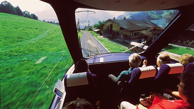 OIMA STROJVDCE. Na trase Gstaad  Montreux zvan Golden Pass Line si lze rezervovat vyhldkov kesla na ele vlaku pod kabinou strojvdce, jinde vm prodaj pmo jzdenku na lokomotivu.