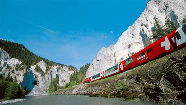 vcarsk vlak nazvan Ledovcov expres jezd mezi dvma luxusnmi alpskmi stedisky - Svatm Moicem
a Zermattem.
