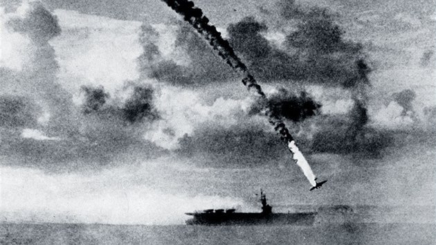 Japonsk kamikaze letoun sestelen americkou protivzdunou obranou pad k zemi bhem bitvy o japonsk ostrov Okinawa. (1. kvtna 1945)