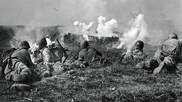 Amerit vojci to na japonsk pozice na Okinaw. (kvten 1945)