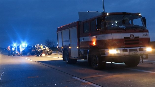 Hasii po celou dobu vyetovn tragickho stetu u Vykova nasvtlovali msto nehody pro poteby policist. Pomohli tak se zprovoznnm pokozen zadn sti nvsu kamionu a zasypali unikl provozn npln sorbentem a uklidili povrch silnice. (9. 4. 2015)