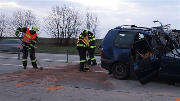 Hasii po vyeten non nehody pobl obce Pustim u Vykova uklzej povrch silnice. Ta byla pes est hodin ve smru na Vykov uzaven.  (9. 4. 2015)