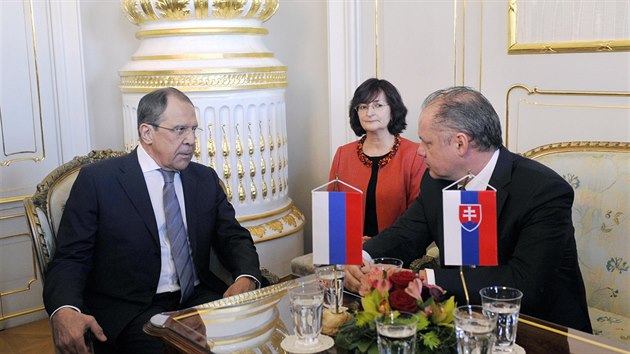 Rusk ministr zahrani Sergej Lavrov (vlevo) a slovensk prezident Andrej Kiska (vpravo) na setkn v Bratislav. (4. dubna 2015)