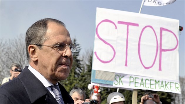 Vzpomnkovho aktu na Slavn u pleitosti 70. vro osvobozen Bratislavy Rudou armdou se zastnilo nkolik stovek lid, kte potleskem a tak pokiky "Rossija" (Rusko) ocenili ptomnost Lavrova a vyjadovali nesouhlas s NATO. (4. dubna 2015)