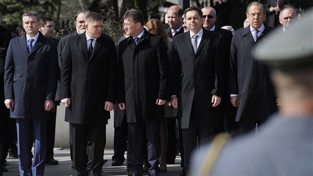 Zleva pedseda slovenskho parlamentu Peter Pellegrini, premir Robert Fico, ministr zahrani Miroslav Lajk, vicepremir a ministr financ Peter Kaimr a rusk ministr zahrani Sergej Lavrov se na Slavn. (4. dubna 2015)