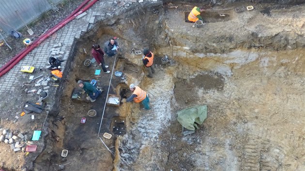 Archeologov objevili v okol kladenskho divadla kostern pozstatky. Napotali asi 150 hrob z 19. stolet.