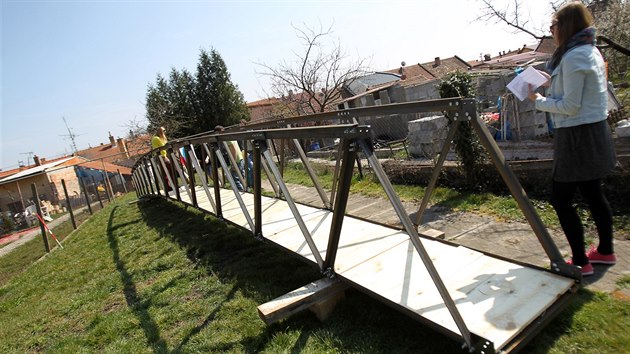 Test odolnosti mostu, kter nadenci postavili pro albnskou vesnici. Ze Sokolnic na Brnnsku ho pevezou kompletn rozloen.