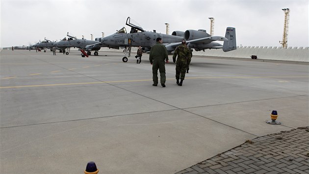 Pletem americkch stroj A10 Thunderbolt zaalo v Nmti nad Oslavou esko-americk vojensk cvien. potrv do 17. dubna.