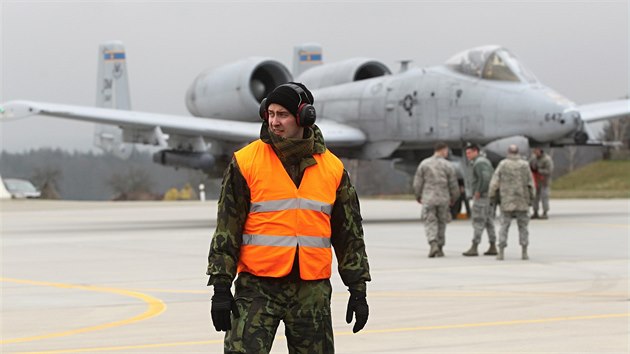 Pletem americkch stroj A10 Thunderbolt zaalo v Nmti nad Oslavou esko-americk vojensk cvien. potrv do 17. dubna.