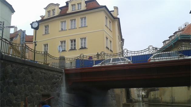 Most pes ertovku na Praze 1 je po rekonstrukci opt v provozu.