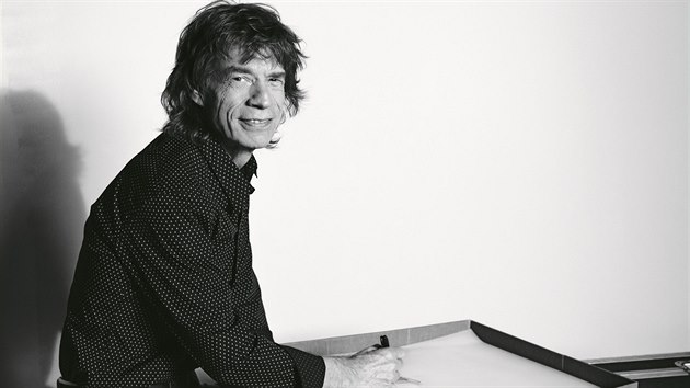 Mick Jagger podepisuje sumo verzi knihy The Rolling Stones.