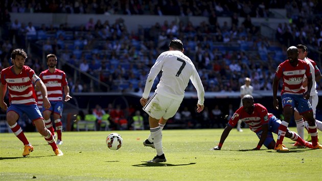 SM PROTI BEZRADNM. Cristiano Ronaldo z Realu Madrid prv skruje, soupei z Granady ho bezmocn sleduj.