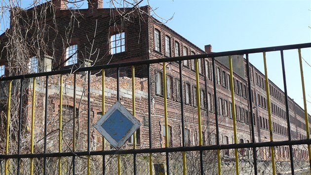 Firma nechala rozebrat tovrnu, z bval amotky v Mezimst zbyly jen zdi (1.4.2015).