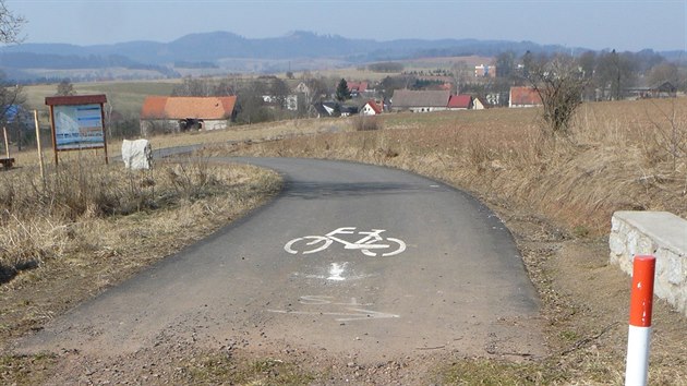 Tak vypad cyklostezka na esko-polsk hranici u Nowho Sioda. Polci maj asfaltku, dl do Viova se jede po trku. Asfaltov povrch vznikne a bhem roku 2015 (3.4.2015).