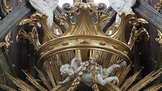 Zlacen marinsk koruna opt zdob hlavn olt klternho kostela v Kladrubech.