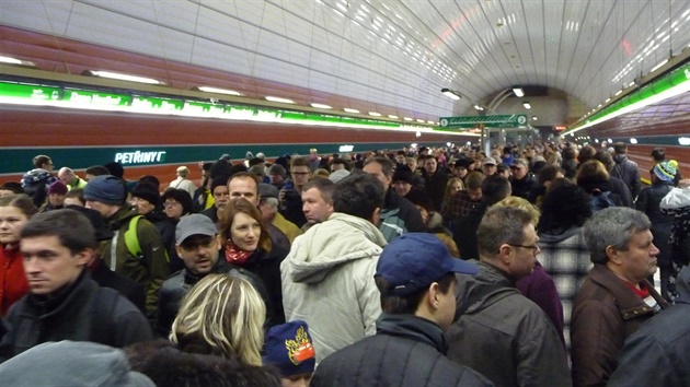 Byli jsme u oteven nov trasy metra A. Na nstupitch se makaly davy lid.