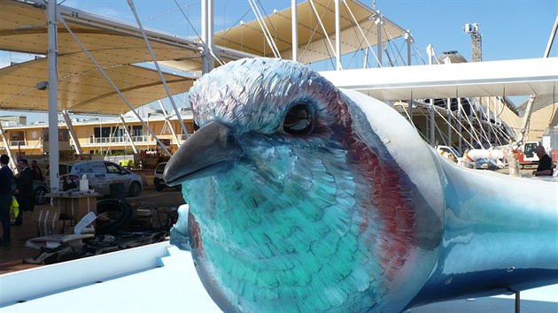 V bazénu před pavilonem stojí velká plastika ťuhýka z něhož se v zadní části stává automobil. Zaplatila ji česká firma Nafigate, která vyvinula revoluční bioplast z použitého fritovacího oleje. Autorem netradiční fontány je Lukáš Rittstein.