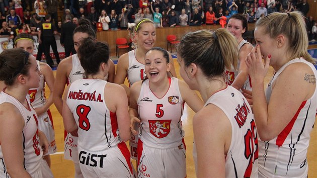 Radost basketbalistek Hradce Krlov z postupu do semifinle nejvy soute.