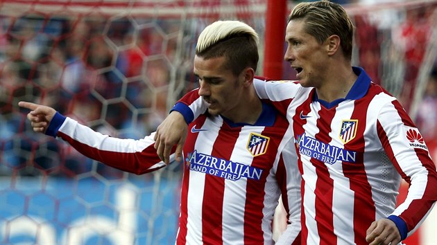 Antoine Griezmann (vlevo) z Atlétika Madrid se raduje se spoluhráem Fernandem...