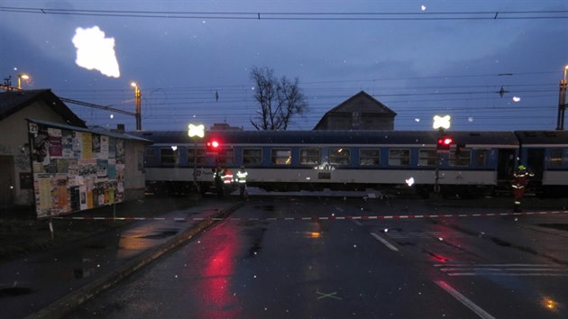 Pi tragick nehod vjel v umperku cyklista na pejezd v dob, kdy jm projdl vlak, narazil do lokomotivy a byl stren k zemi. Svm zrannm na mst podlehl.