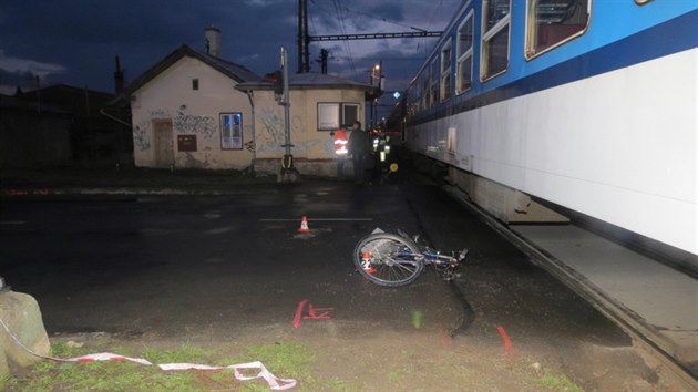 Pi tragick nehod vjel v umperku cyklista na pejezd v dob, kdy jm projdl vlak, narazil do lokomotivy a byl stren k zemi. Svm zrannm na mst podlehl.