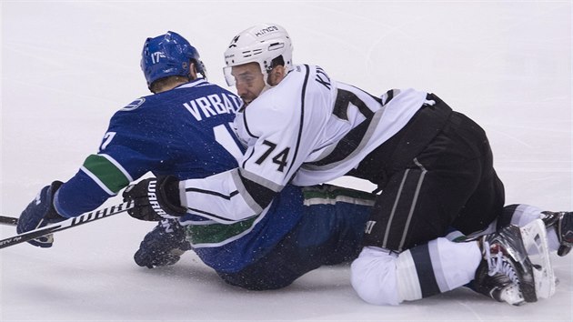 Radim Vrbata (v modrm) z Vancouveru bojuje o puk s Dwightem Kingem z Los Angeles.