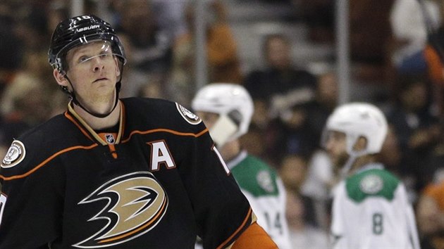 Corey Perry z Anaheimu se smiuje s glem Dallasu.