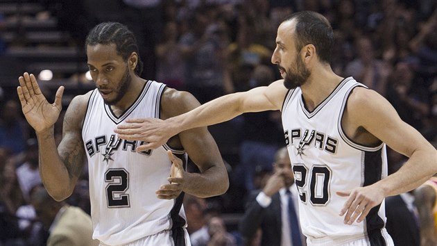 Kawhi Leonard (vlevo) a Manu Ginbili vedou San Antonio k vhe nad Houstonem.