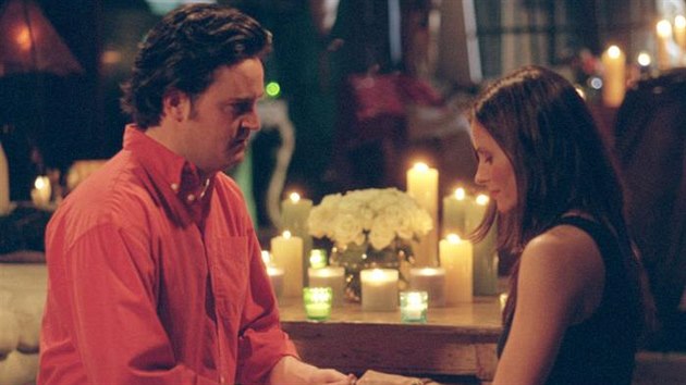 Monica (Courtney Coxov) a Chandler (Matthew Perry) se do sebe v prbhu serilu zamilovali a pozdji se i vzali. 